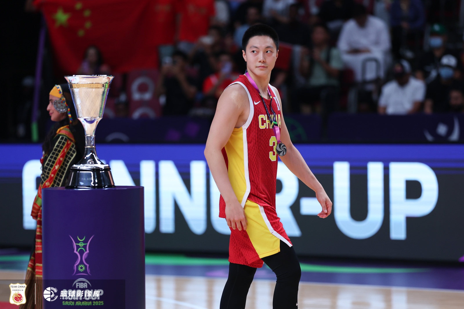 星空体育-因膝伤此次未出战？贺希宁社媒回复胡明轩：膝盖快点好起来