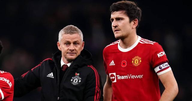 1639483732735025252.jpg manchester-united-manager-ole-gunnar-solskjaer-speaking-with-harry-maguire-2021.jpg