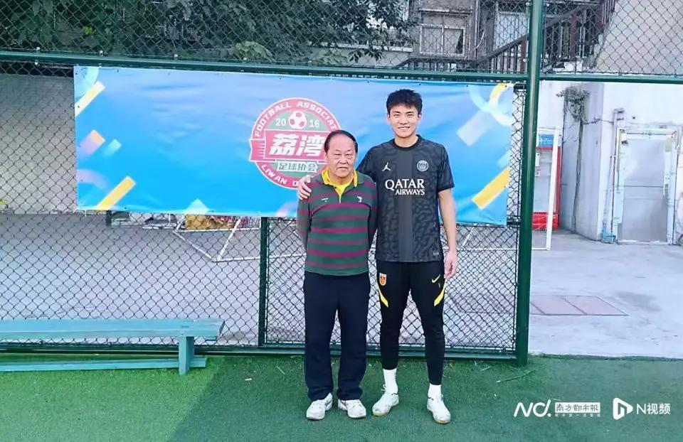 星空体育官方入口-李昊启蒙教练：他小时候本不爱守门，但我认为他天赋异禀遂哄他试试