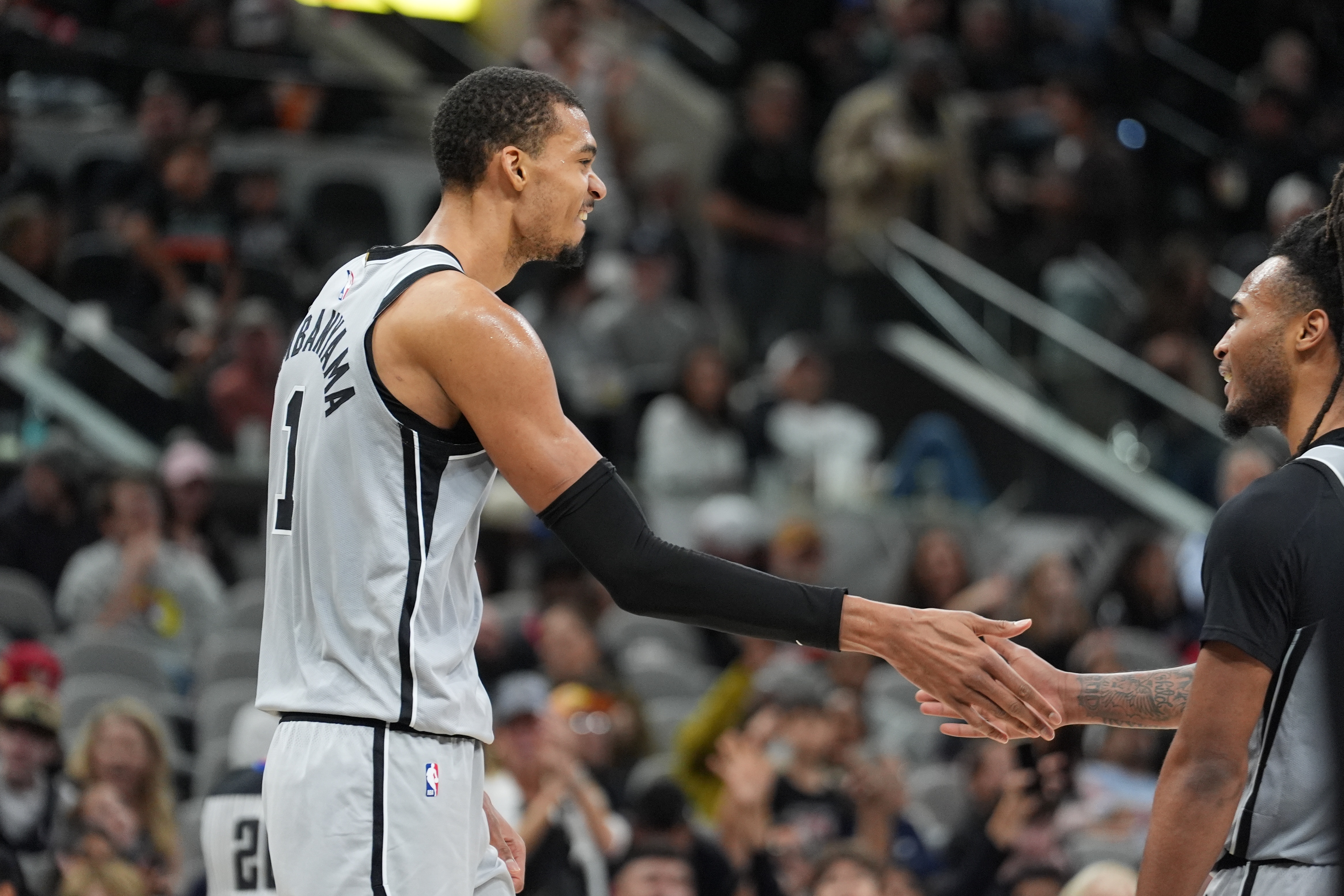 星空体育中国官网-米奇：文班移动&amp;防守站位都很好 他看起来状态很不错