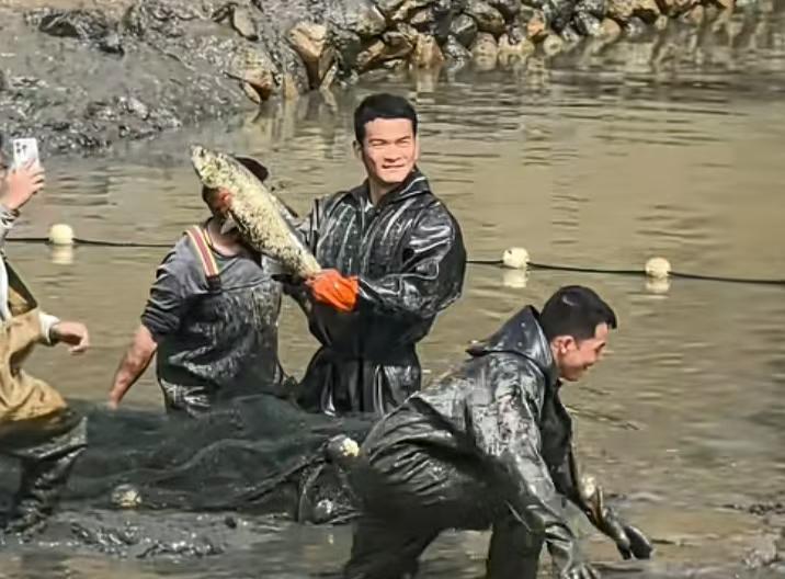 星空入口-李维刚在山东包鱼塘引村民不满：怎么浇地？网友：塘主可能犯法